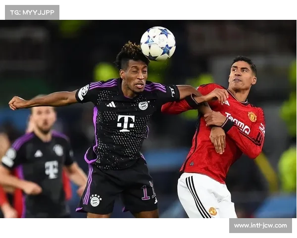 曼联欧冠主场热烈氛围 球迷助威成第十二人