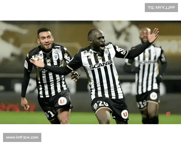 巴黎FC主场迎战昂热，保级战意遭遇客场稳固防线