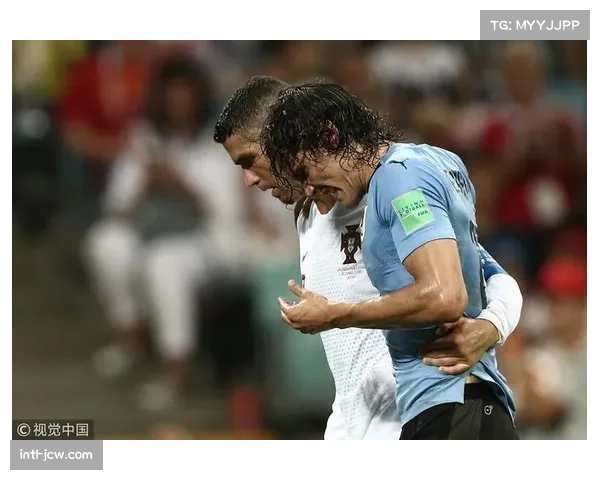 暖心一幕，对手球员受伤，双方队医共同进场救治